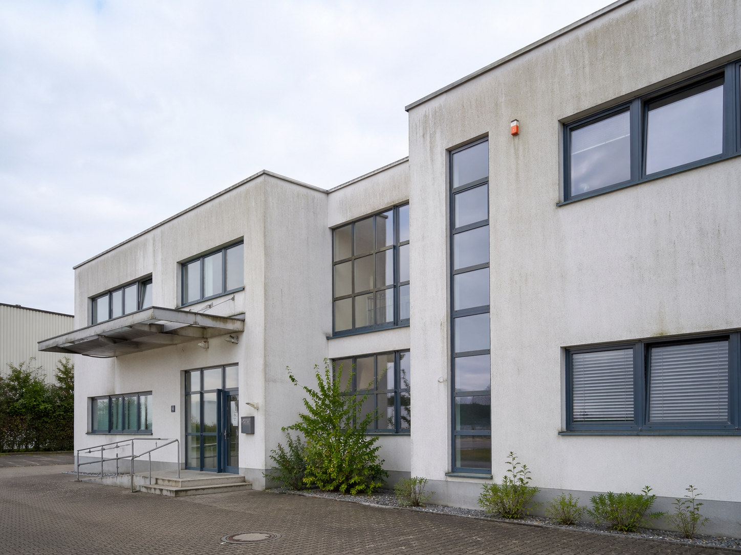 Fassadenreinigung Gewerbeobjekt — vorher