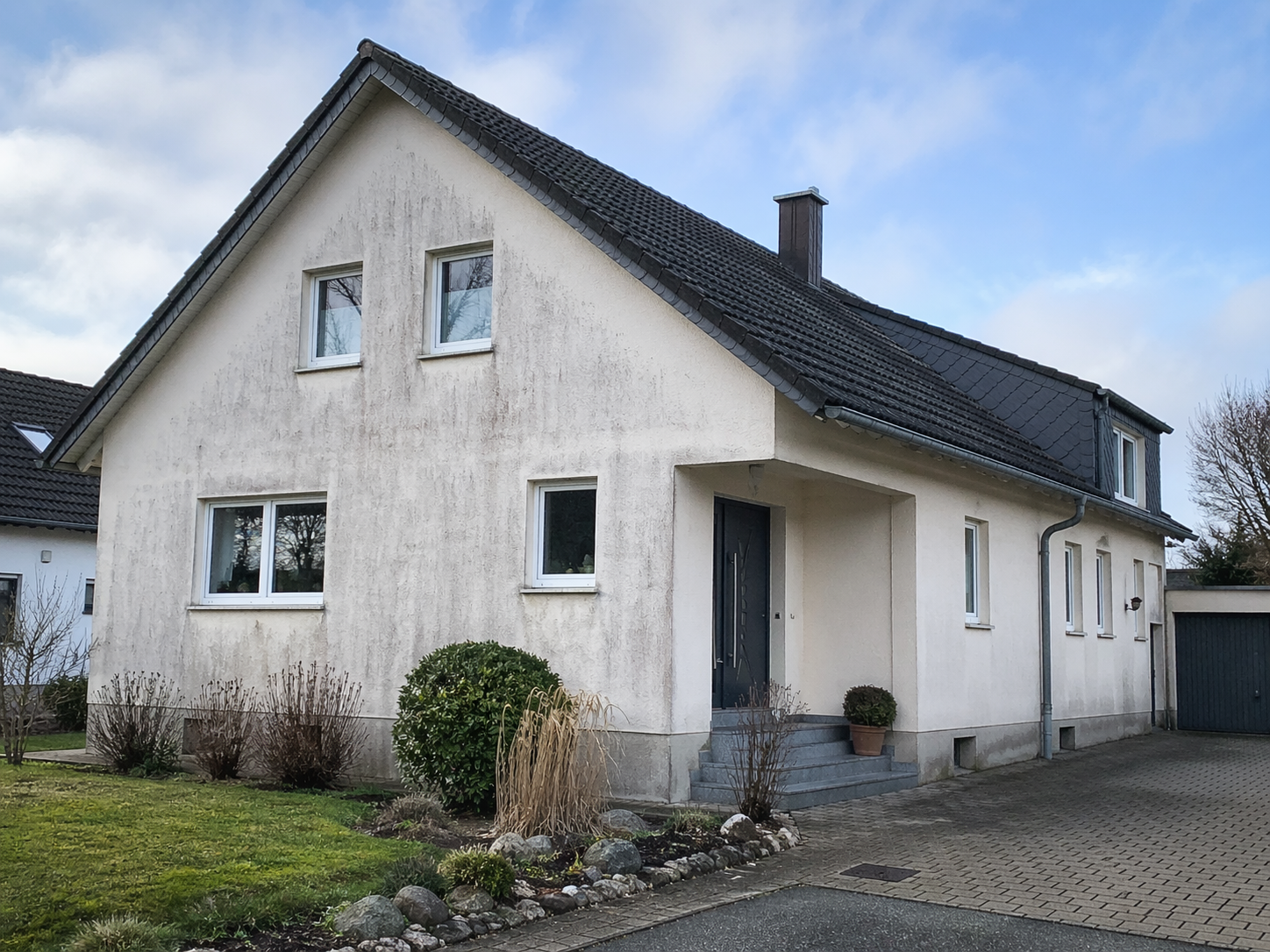 Fassadenreinigung Einfamilienhaus — vorher